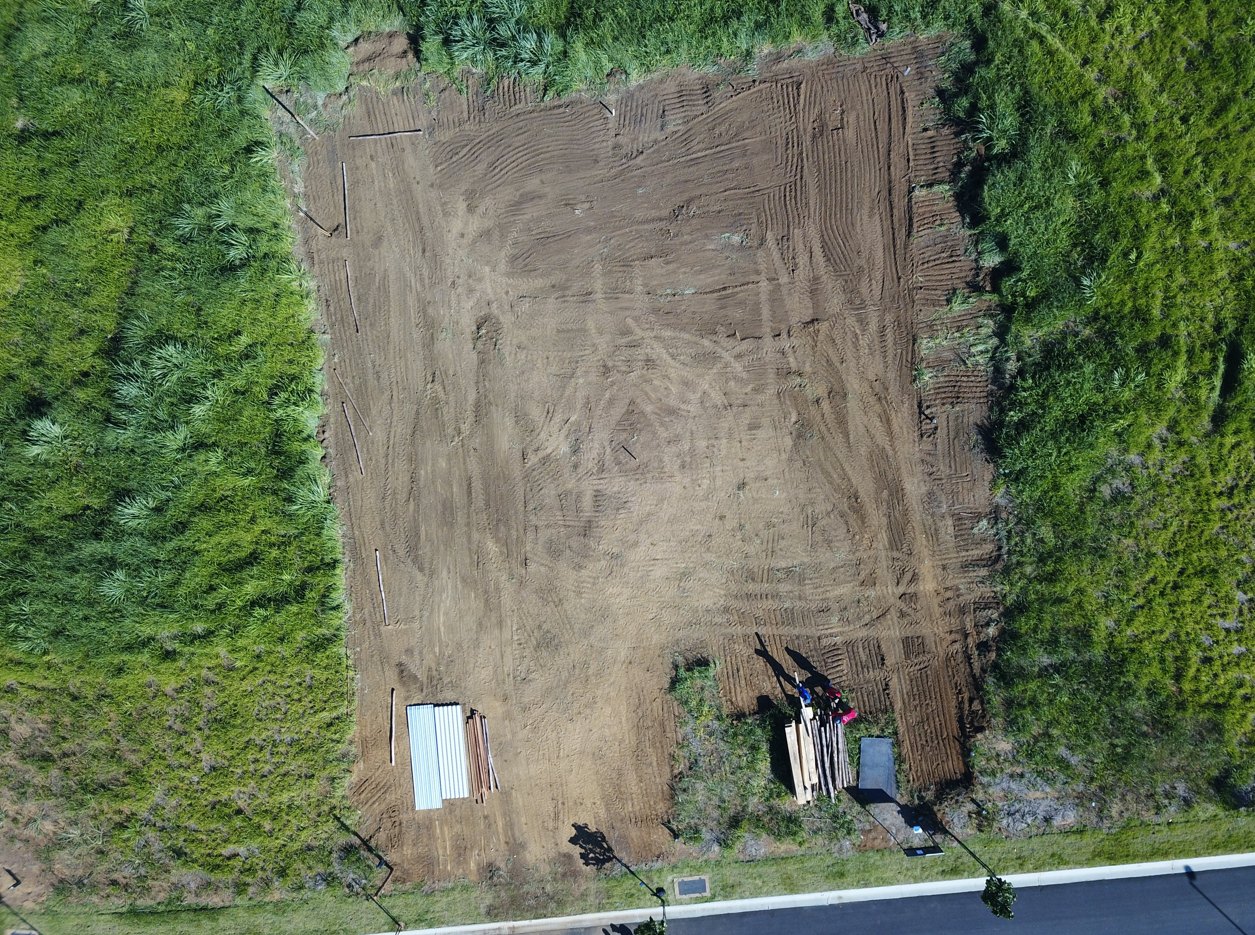 Terreno após a limpeza mecanizada, antes da locação da obra. Vista aérea por drone.